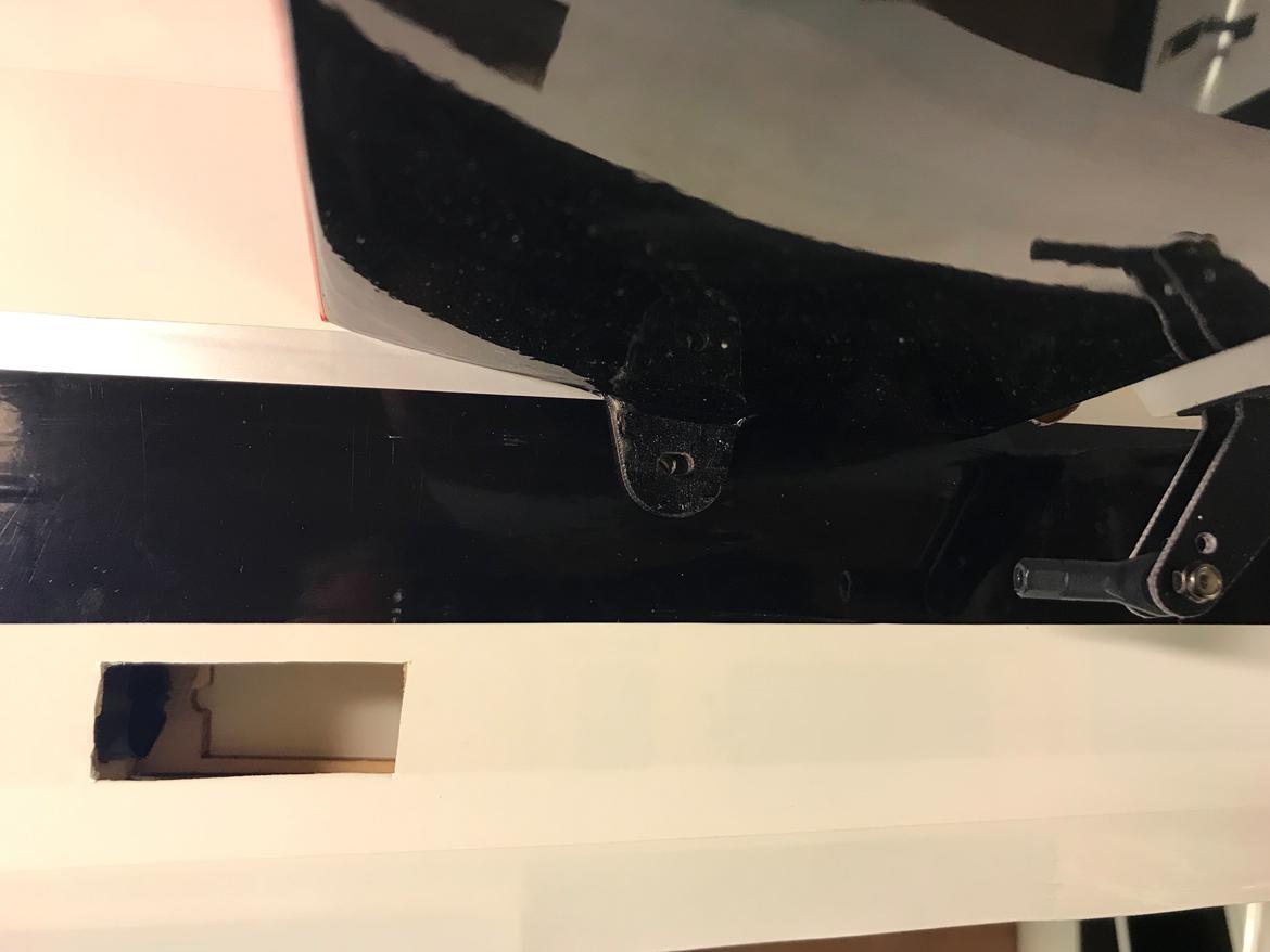 Fly Edge 540 35 ccm Goldwing - Højderor sidder kun med denne 5 mm bolt smart nok, så er det nem at afmontere. Har valt ikke at lime højderor fast billede 14