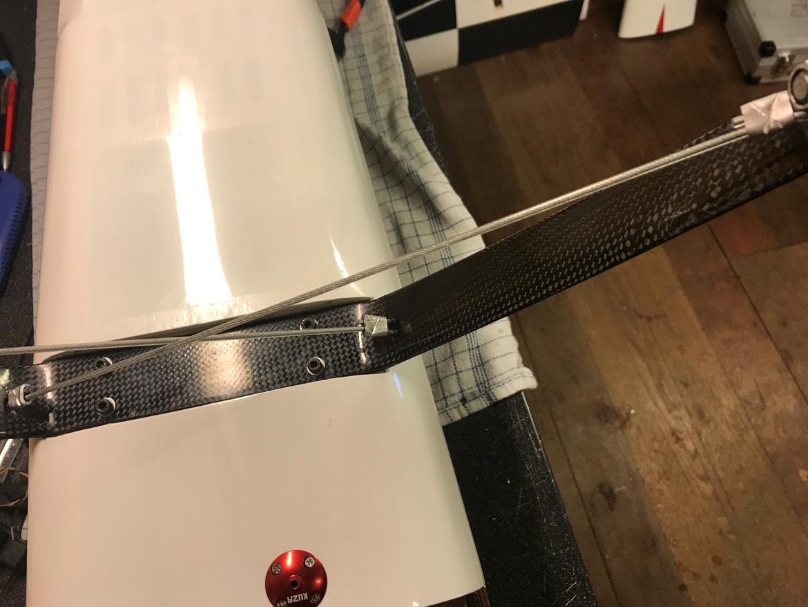 Fly Edge 540 35 ccm Goldwing - Her har jeg lavet mit eget system, Brugt 3 mm wire til at aflaste understel hvis man skulle komme lidt for hårdt ind til finalen billede 15