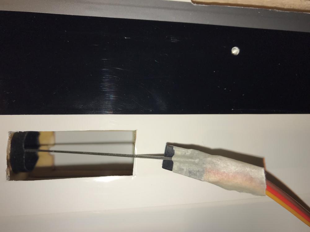 Fly Edge 540 35 ccm Goldwing - Lille tick til at så servo ledning igennem billede 16