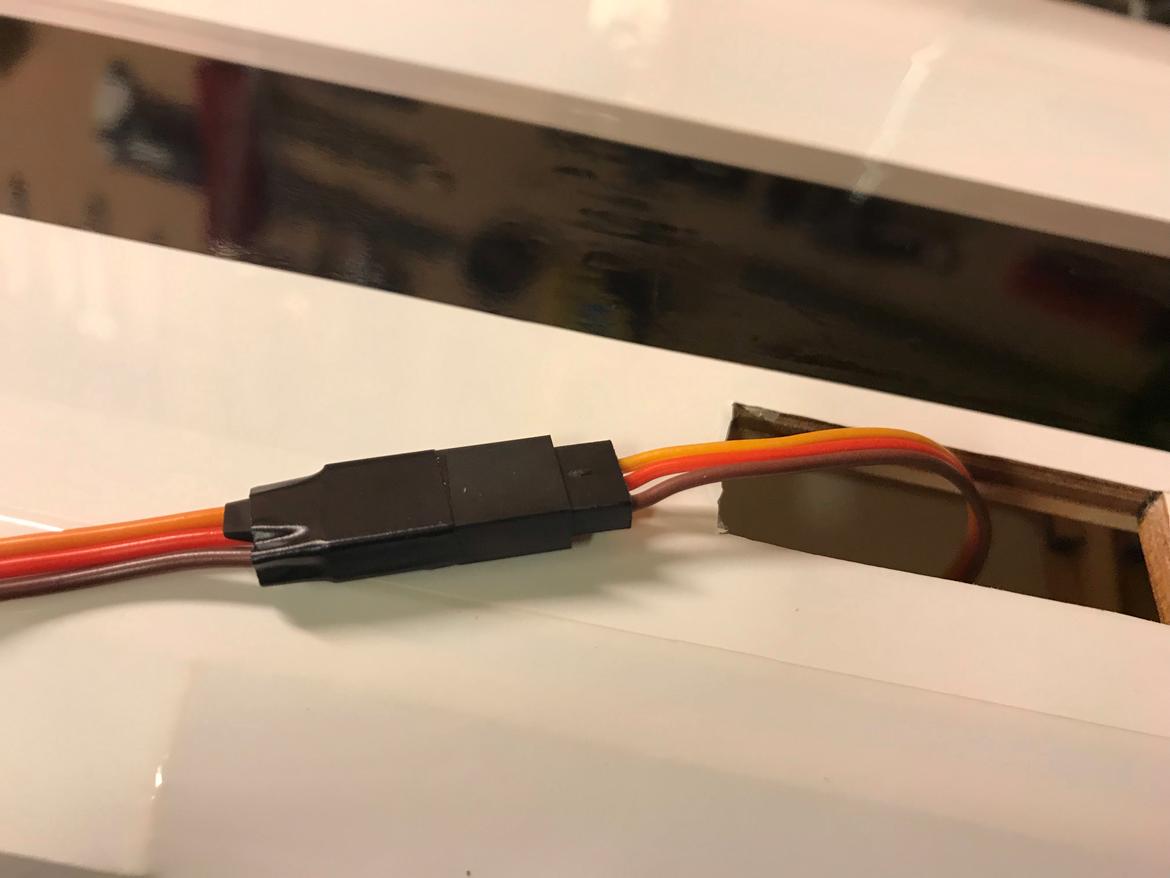 Fly Edge 540 35 ccm Goldwing - Bruger altid lige noget tape til servo ledninger samling billede 18