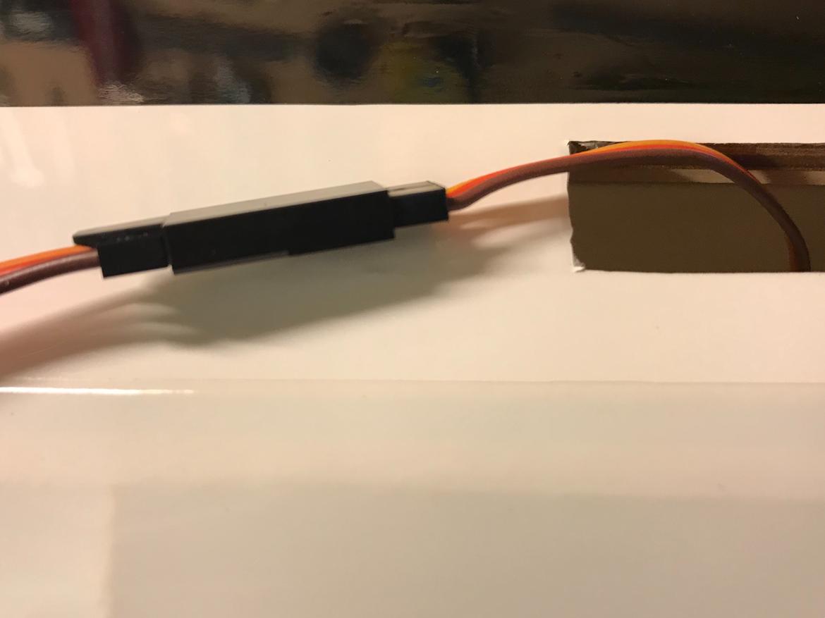 Fly Edge 540 35 ccm Goldwing - Servo lorlænger ledning er sikret med en lås billede 17