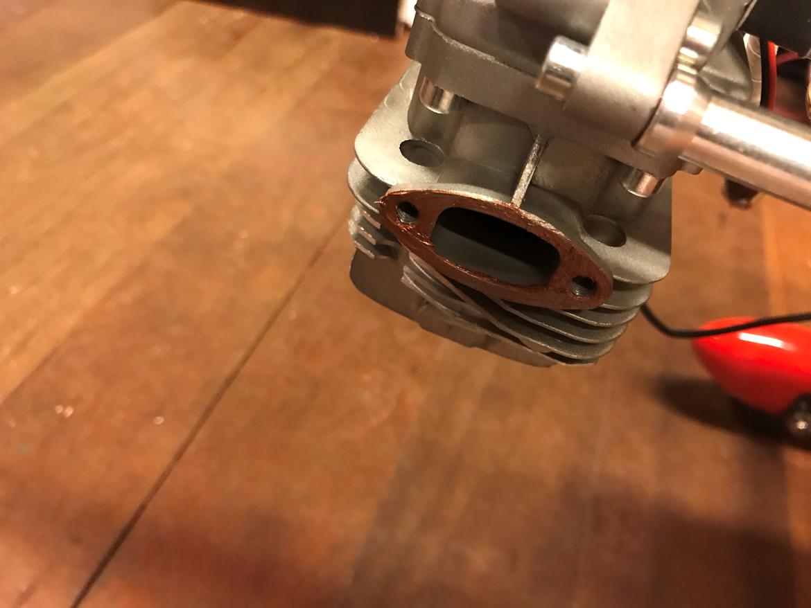 Fly Edge 540 35 ccm Goldwing - Udstødspakning blev smurt med lidt cu fedt. Det kan så tåle 1200 gr. så det brænder ikke fast billede 20