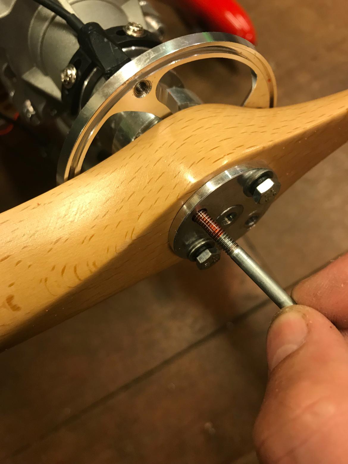 Fly Edge 540 35 ccm Goldwing - De 4 bolte til prop bliver også sikret med loctite gevindsikring 242 billede 19