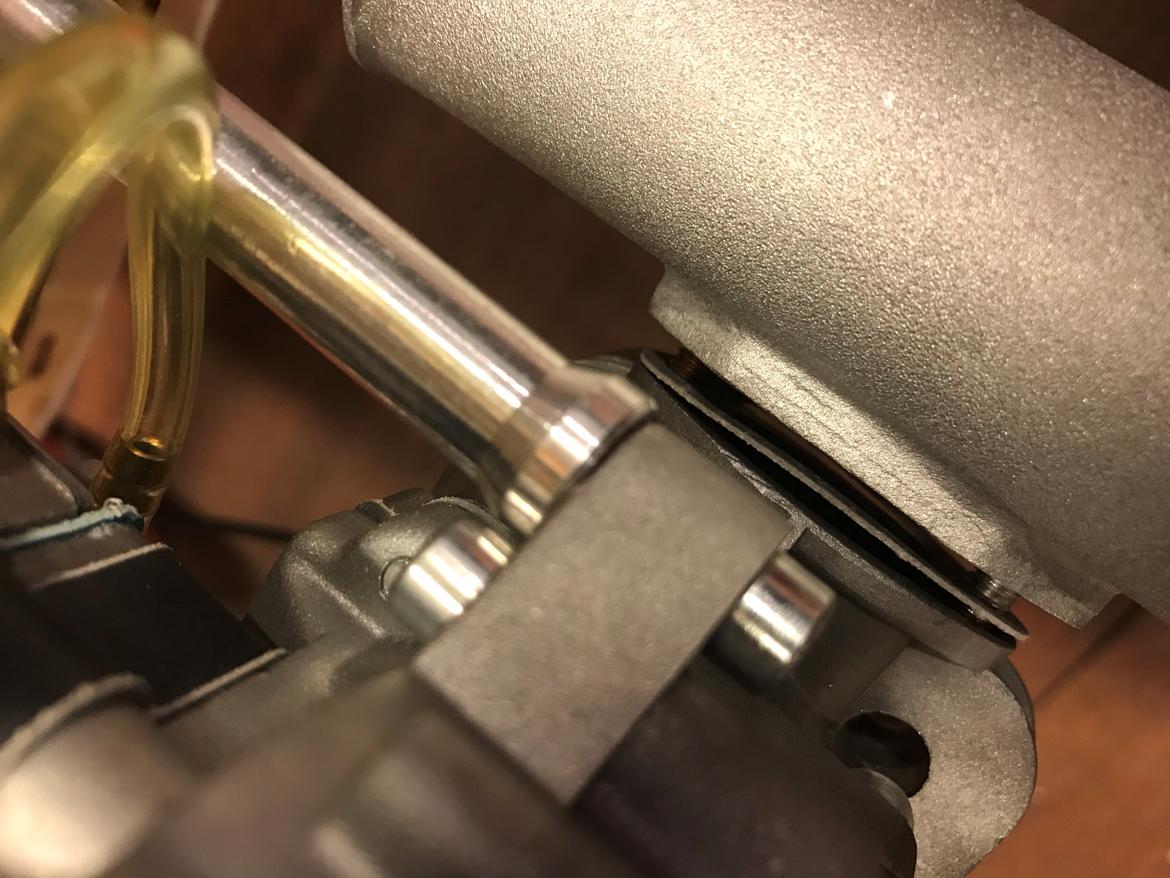 Fly Edge 540 35 ccm Goldwing - Bolte til lyddæmper også sikret med loctite 242 billede 21