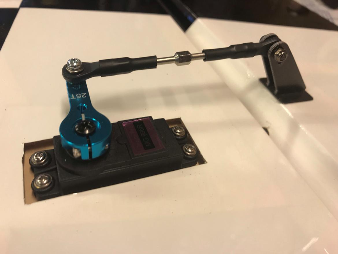 Fly Edge 540 35 ccm Goldwing - 25 T alu servo arm med de medlølgende 2,5 mm adjustable pushrods med L og R gevind billede 24