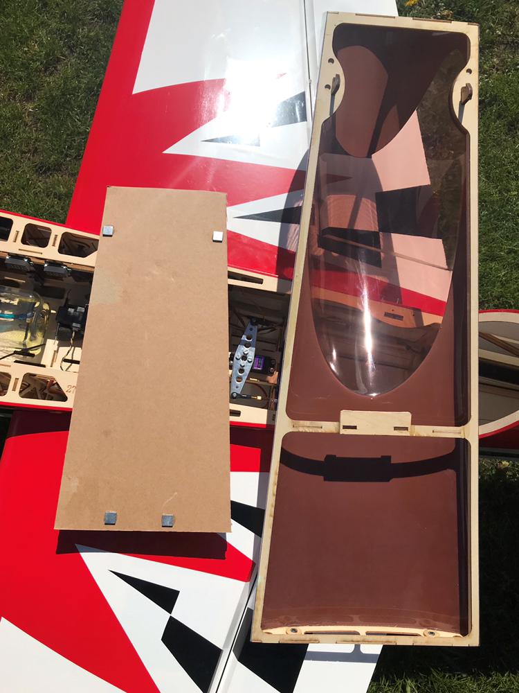 Fly Edge 540 35 ccm Goldwing - Bliver holdt på plads af stærke magneter billede 40