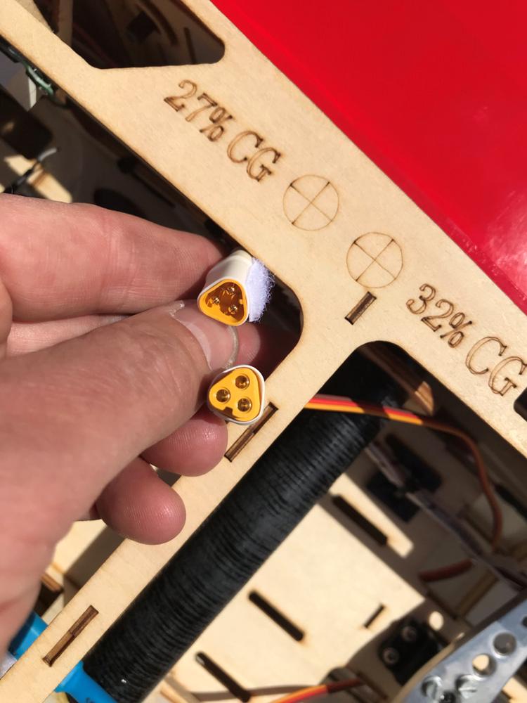 Fly Edge 540 35 ccm Goldwing - Servo stik til krængeror er lavet om til de her "smarte" stik, de virker altså noget bedre end de alm. servo stik billede 41