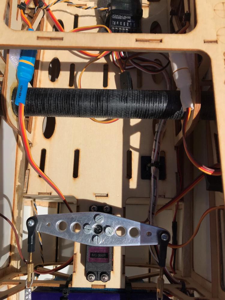 Fly Edge 540 35 ccm Goldwing - Servostik til krængerror har farve så man ikke tager fejl og bytter dem om billede 42