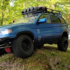 Off-Roader Axial scx10ii kit ( BMW X5 )