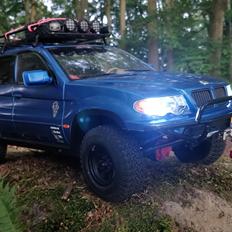 Off-Roader Axial scx10ii kit ( BMW X5 )