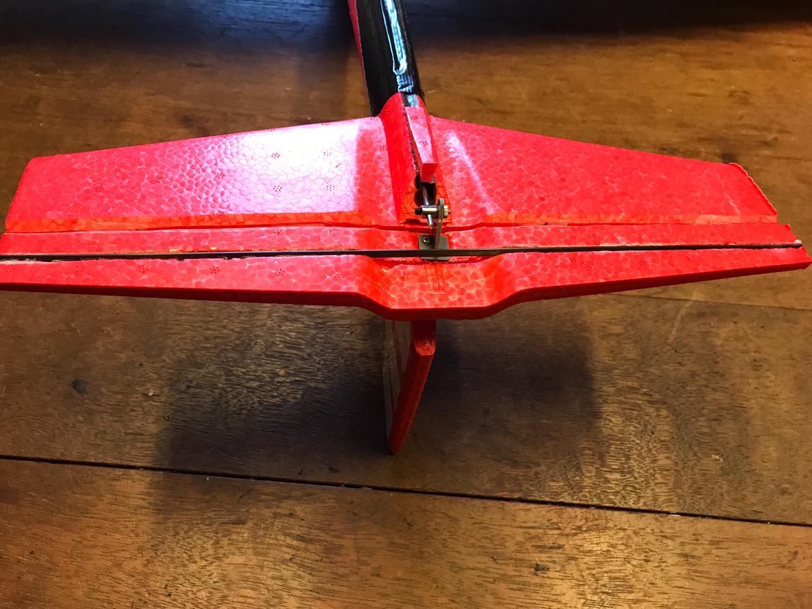 Fly Lidl glider - Højderor har en kulfiber stang som afstiver billede 12