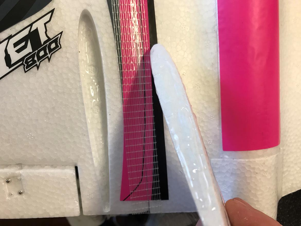 Fly Radjet 800 - Vertical stabilizers skal også lige limes på billede 6