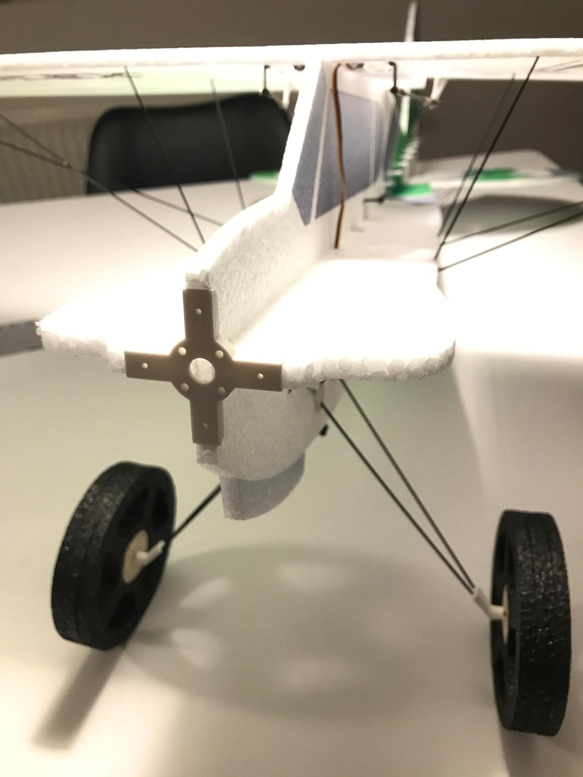 Fly Multiplex FunnyCup - Motor beslag limet på skum dele billede 8