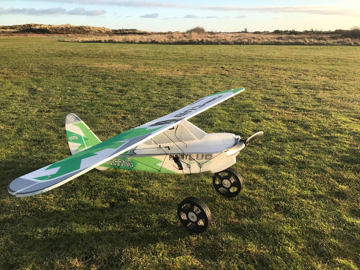 Fly Multiplex FunnyCup - På pladsen i lidt vind 5 m/s ligefør den lætter  billede 12