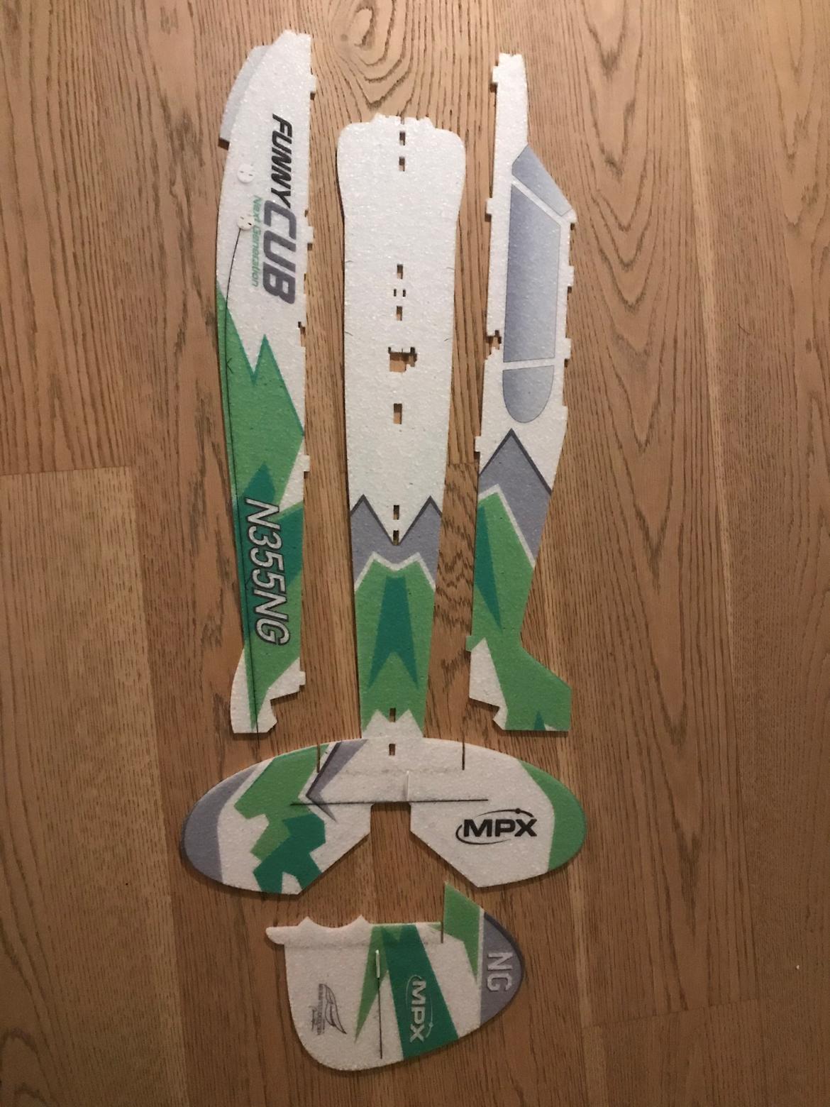 Fly Multiplex FunnyCup - Skumdele lagt ud på gulvet for at få dem helt flade billede 4