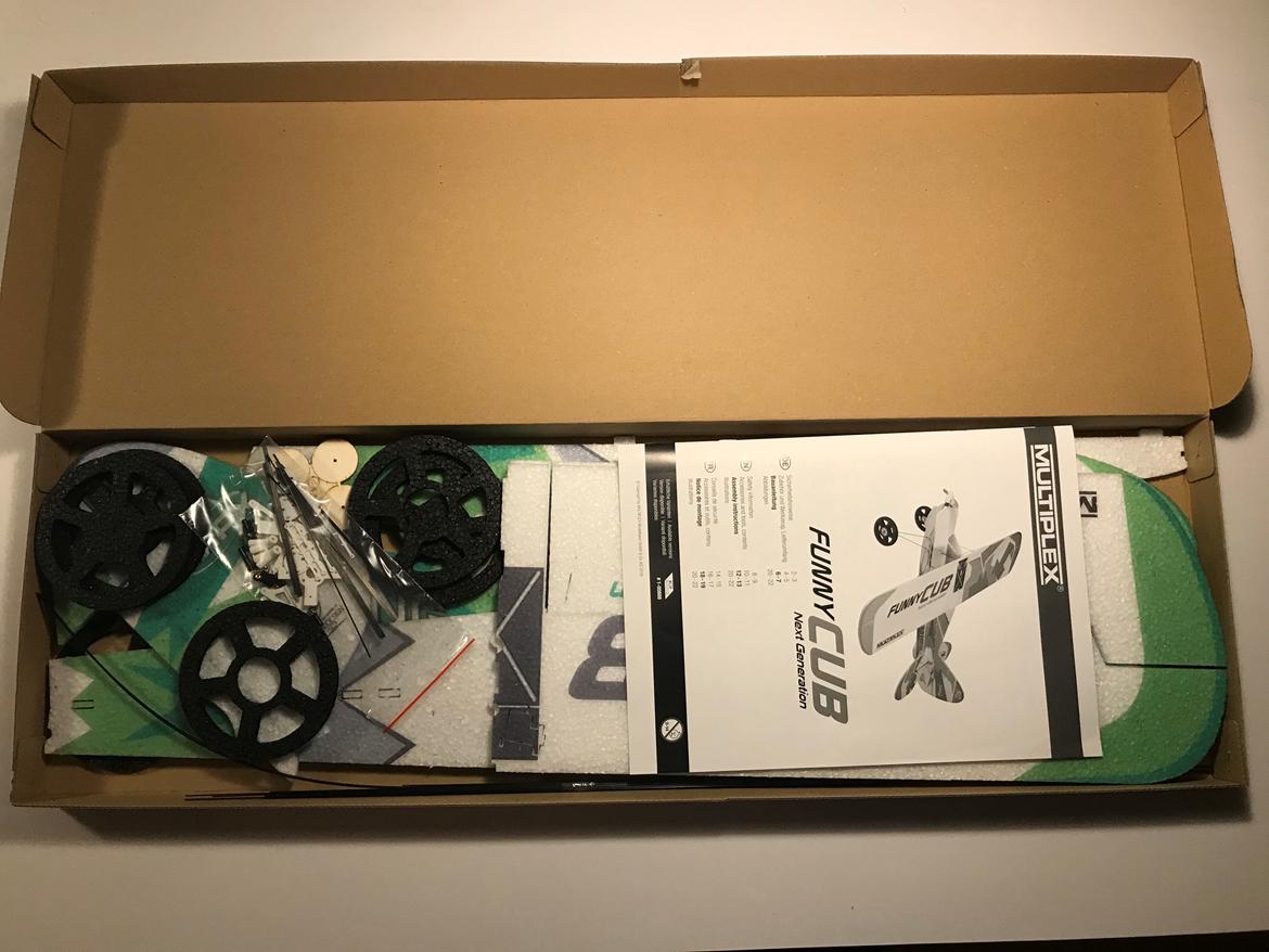 Fly Multiplex FunnyCup - Alle skum dele som skal limes sammen. Byggetid ca. 8 timer (3 aftner) billede 3