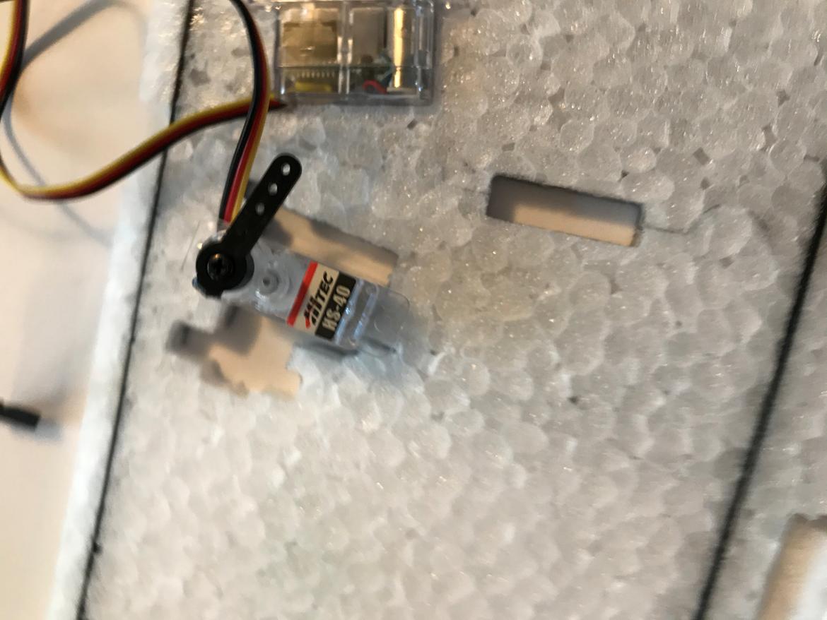 Fly Multiplex FunnyCup - Servo passer lige i skum delene billede 6