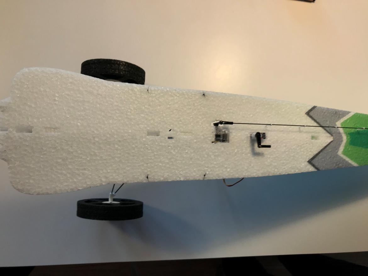 Fly Multiplex FunnyCup - Under samling skal servo mm monteres billede 10