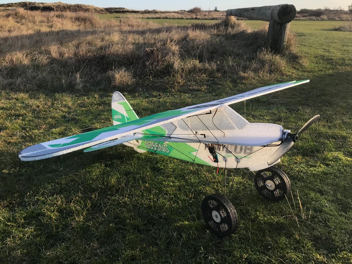 Fly Multiplex FunnyCup - FunnyCub lige samlet og klar til første tur endda ude i meget svag vind ca. 5 m/s det flyver den fint i billede 1