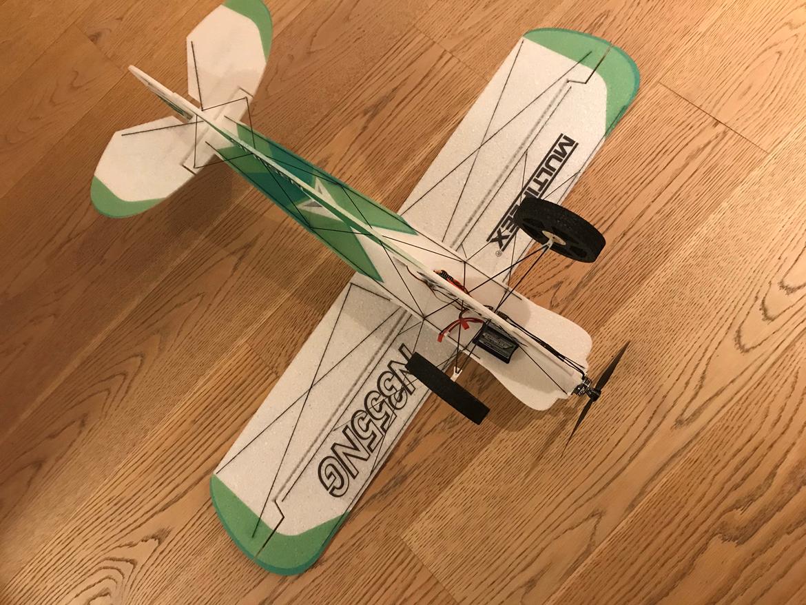 Fly Multiplex FunnyCup - Undersiden ses de mange kulfiberstænger som afstiver billede 13