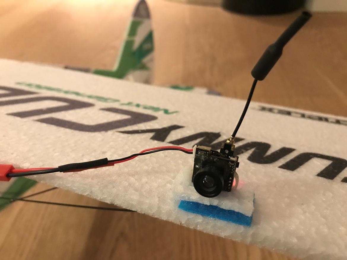 Fly Multiplex FunnyCup - Kan også sidde ude på vingen via velco billede 18