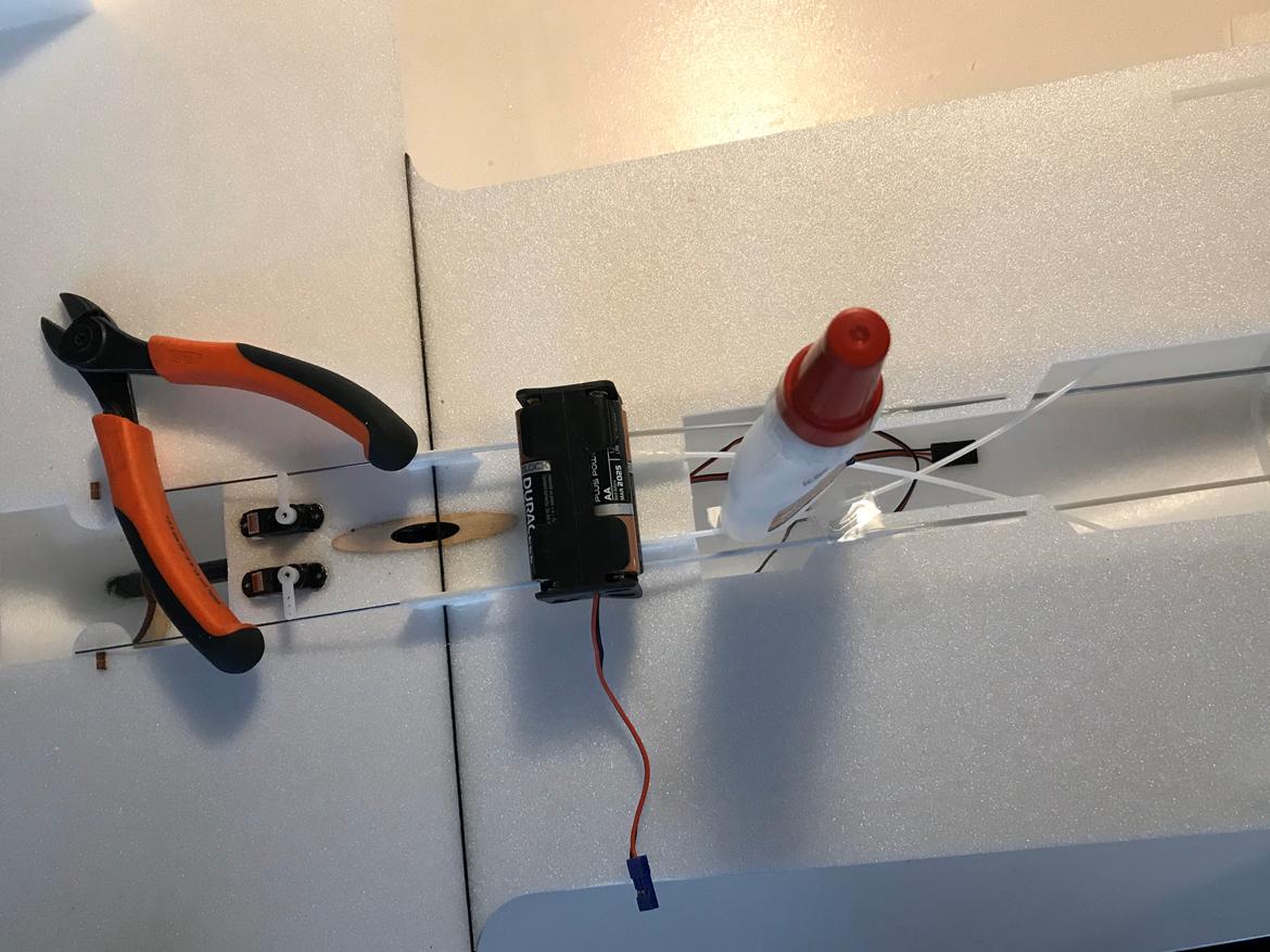 Fly Graupner Hydro-Plane - Servo arm med holder, mangler finger så dette set-up må holde til lim tørre billede 5