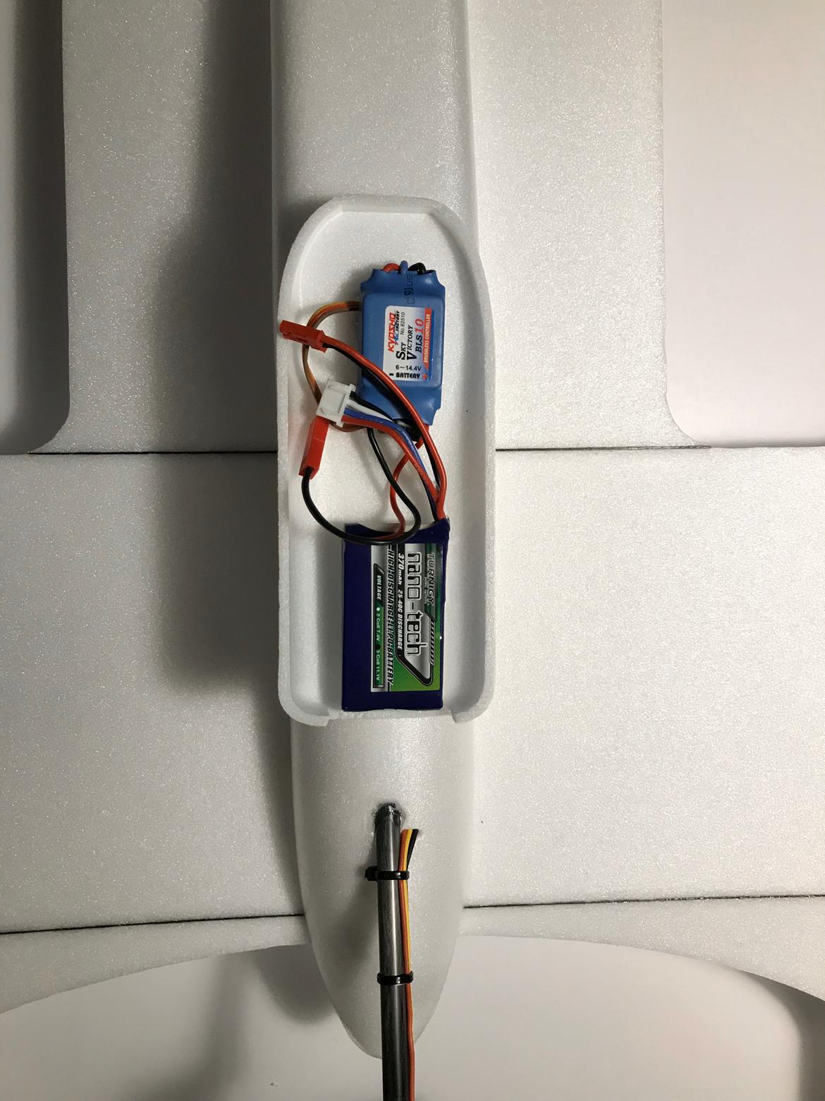 Fly Graupner Hydro-Plane - Lille "kasse" i toppen til batteri og regulator billede 9