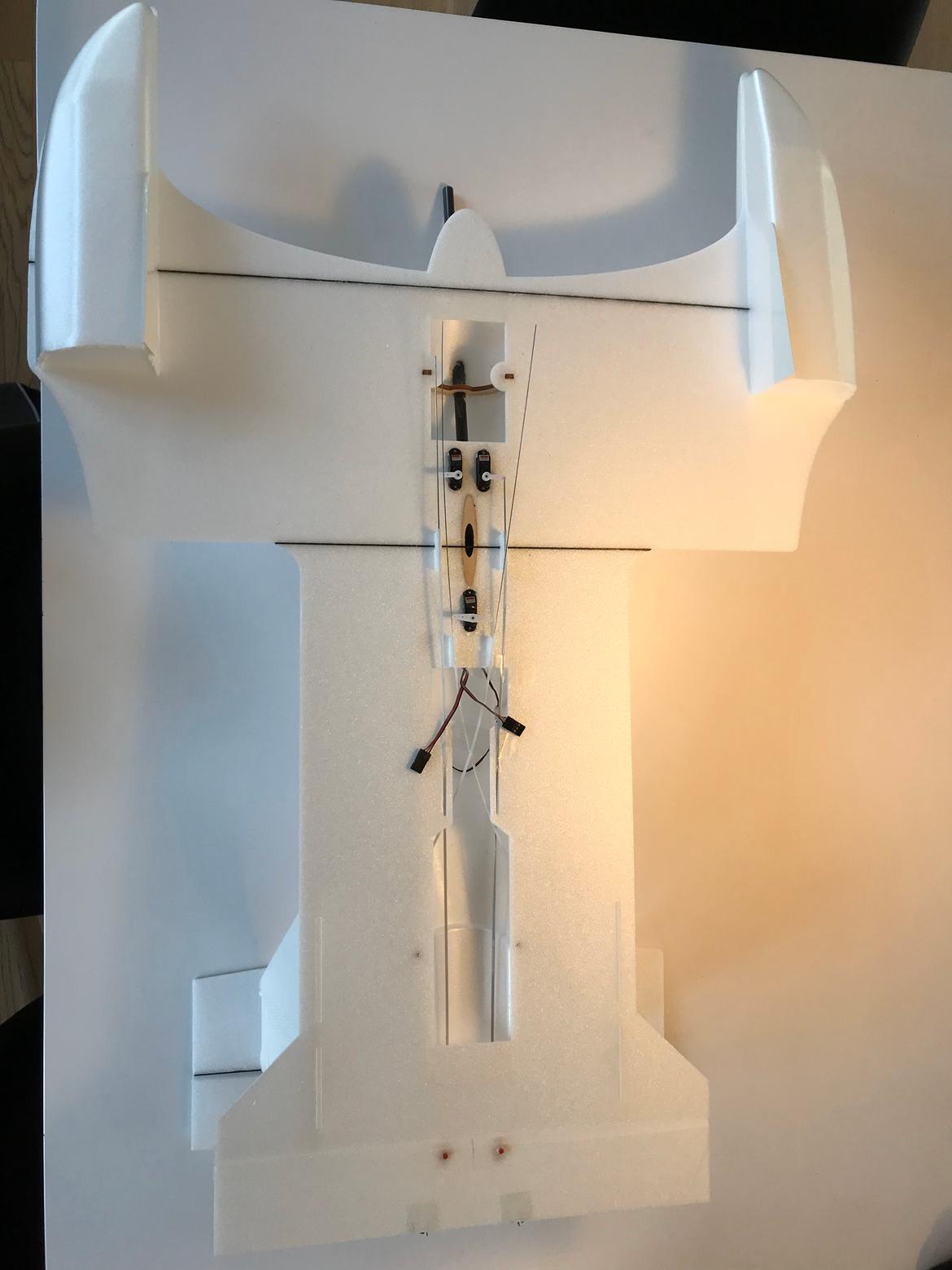 Fly Graupner Hydro-Plane - Nano servo sidder dumt inde i skum skrov ikke til at komme til billede 7