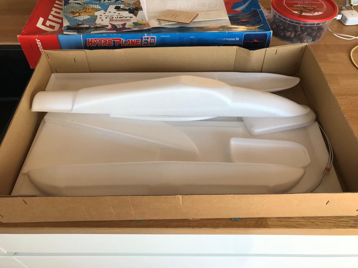 Fly Graupner Hydro-Plane - Skrøblige dele pakket ok ind i kassen billede 13