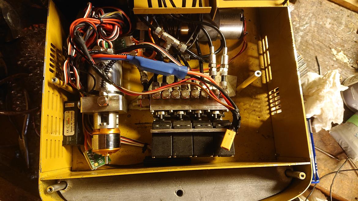 Maskiner Magom 330D  - Et kig ned i maskinrummet, det trænger til en seriøs oprydning...  billede 7