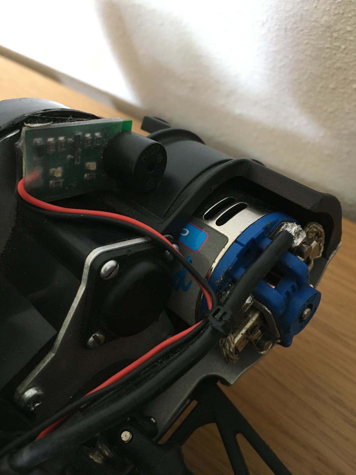 Buggy Schumacher Cougar - Kyosho 17t motor, og lipobuzzer da min esc ikke er lavet til LiPo billede 12