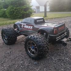 Truck Traxxas e-maxx brushless 