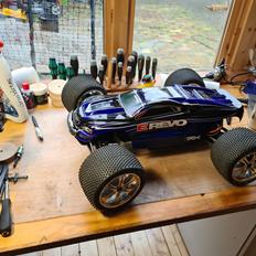 Bil Traxxas e-revo Brushless (Arrma) 