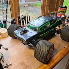 Bil Traxxas e-revo Brushless (Arrma) 