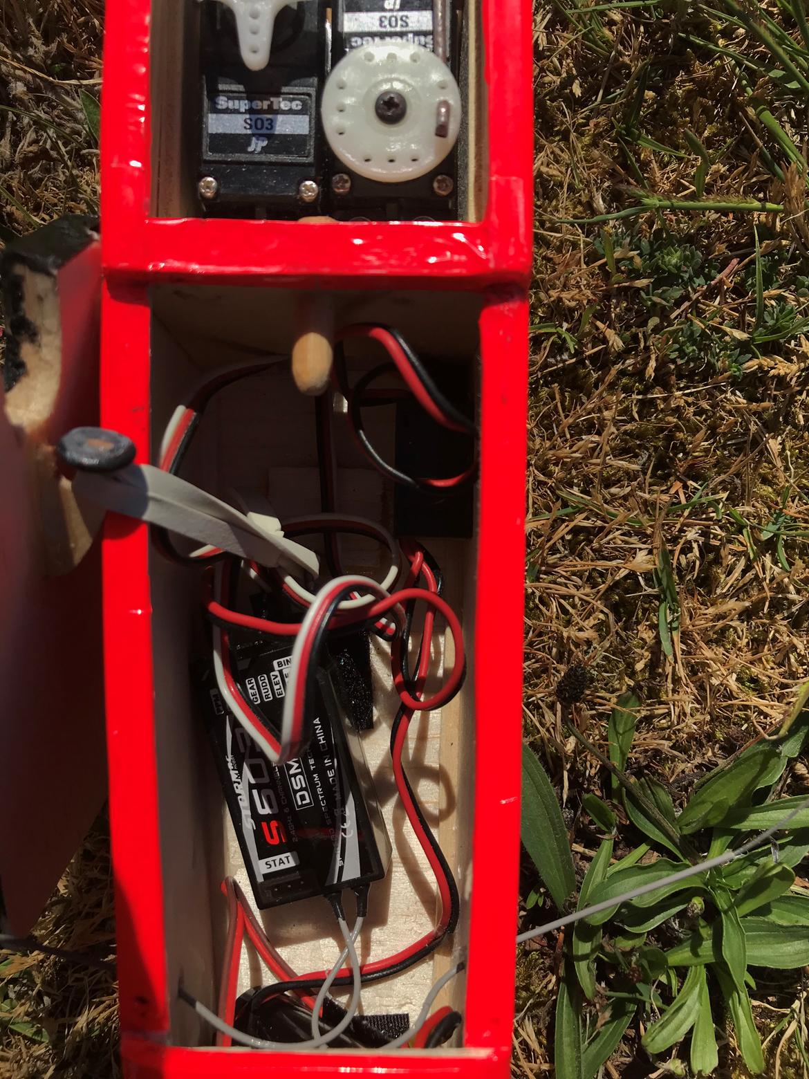 Fly Blue Phoenix glider - Modtager og batteri sider i snuden gemt under låg som cockpit billede 2