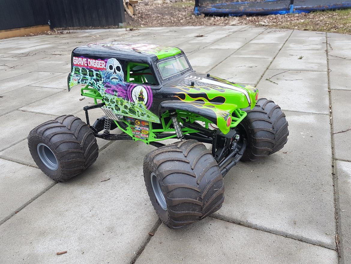 Truck Axial smt 10 Grave digger  billede 1