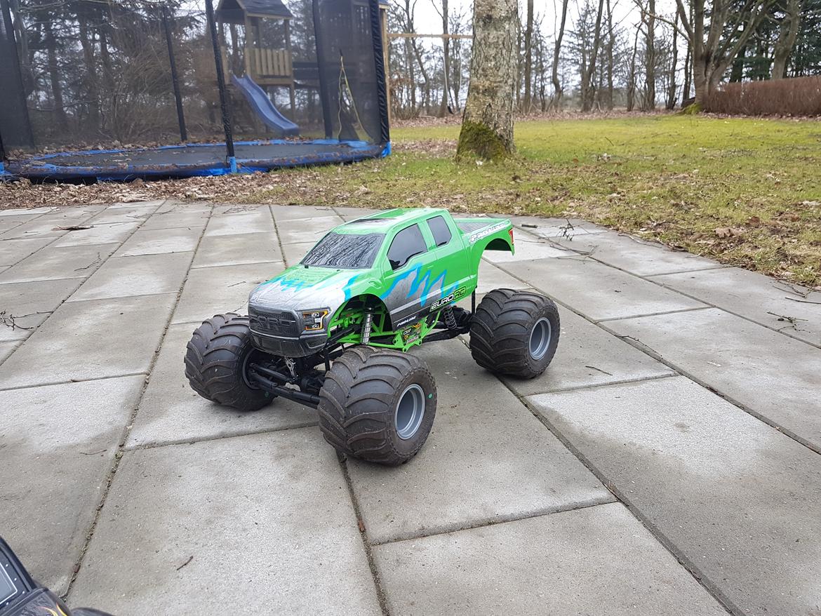 Truck Axial smt 10 Grave digger  billede 9