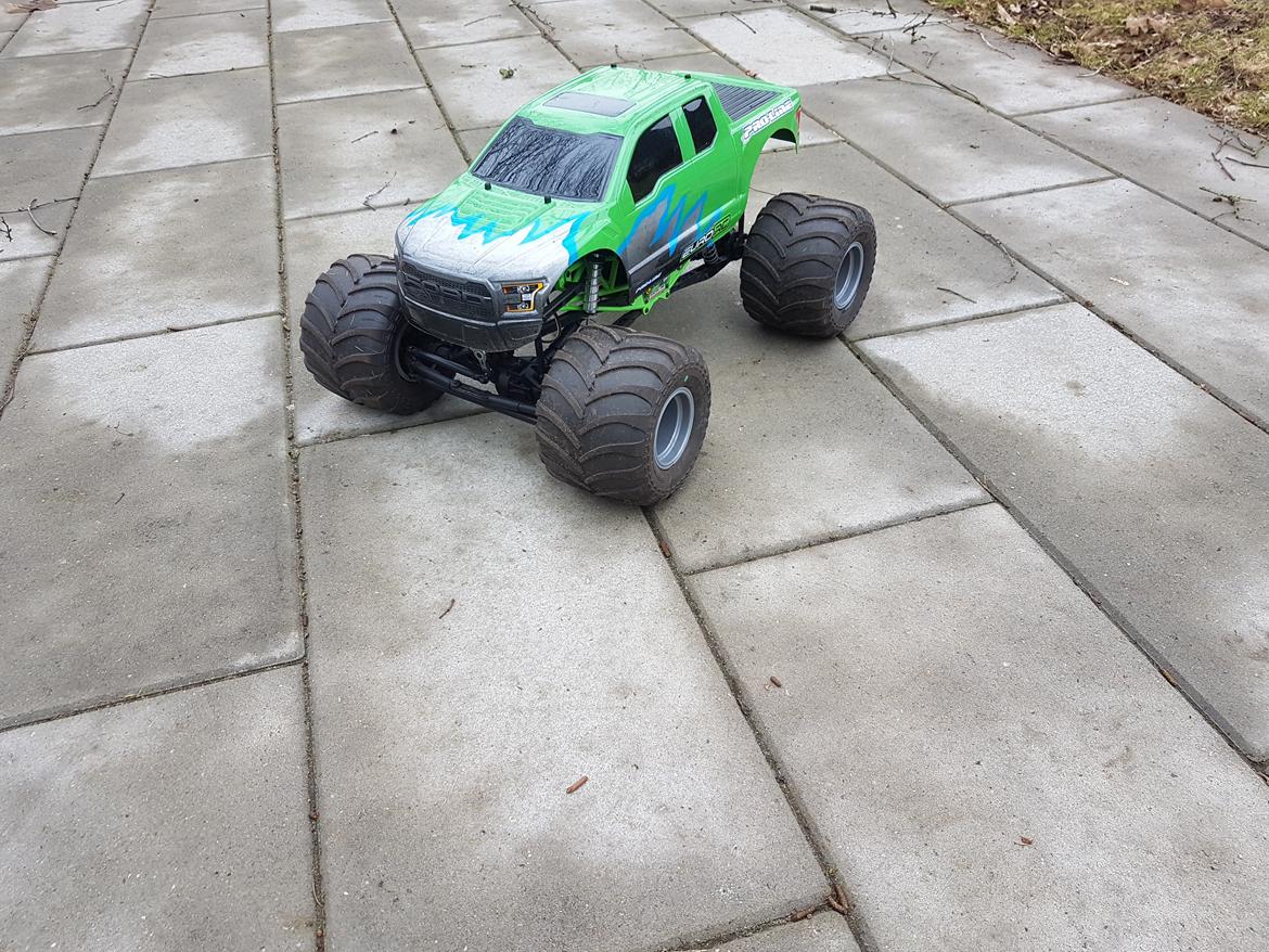Truck Axial smt 10 Grave digger  billede 14