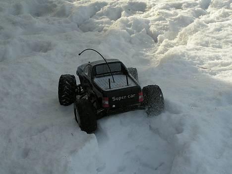 Bil HBX Bonzer Big Foot - "Pløjer" sig lige i gennem sneen billede 9
