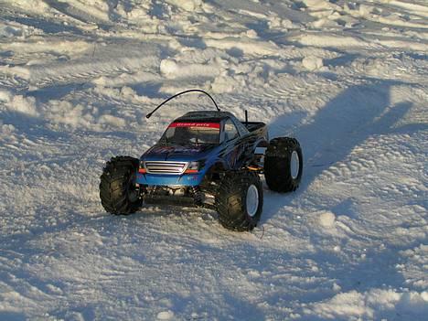 Bil HBX Bonzer Big Foot - Her holder HBX´en i sneen, som er dejlig trampet billede 14