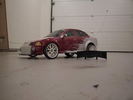 Bil Mitshubishi Lancer Evo PT - Fra siden med spoileren ved siden af billede 2