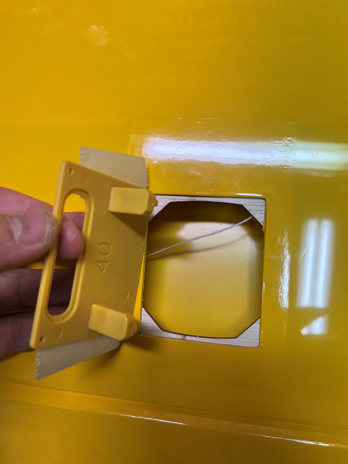 Fly Piper J-3 Cub - Servo lem i vinge. Små skruer holder den, kan nemt komme til. Ikke limes fast billede 8