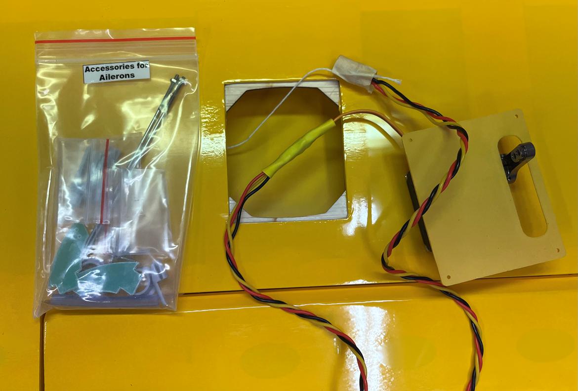 Fly Piper J-3 Cub - Servo ledning trækkes billede 9