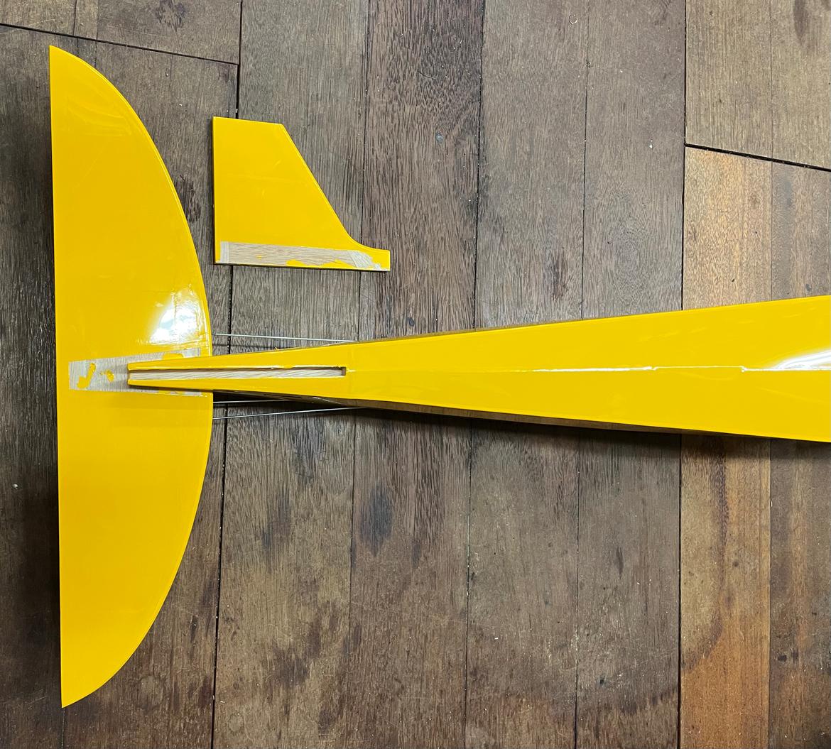 Fly Piper J-3 Cub - Højderor og hale limes på, vigtigt at fjerne film hvor der skal limes. billede 12