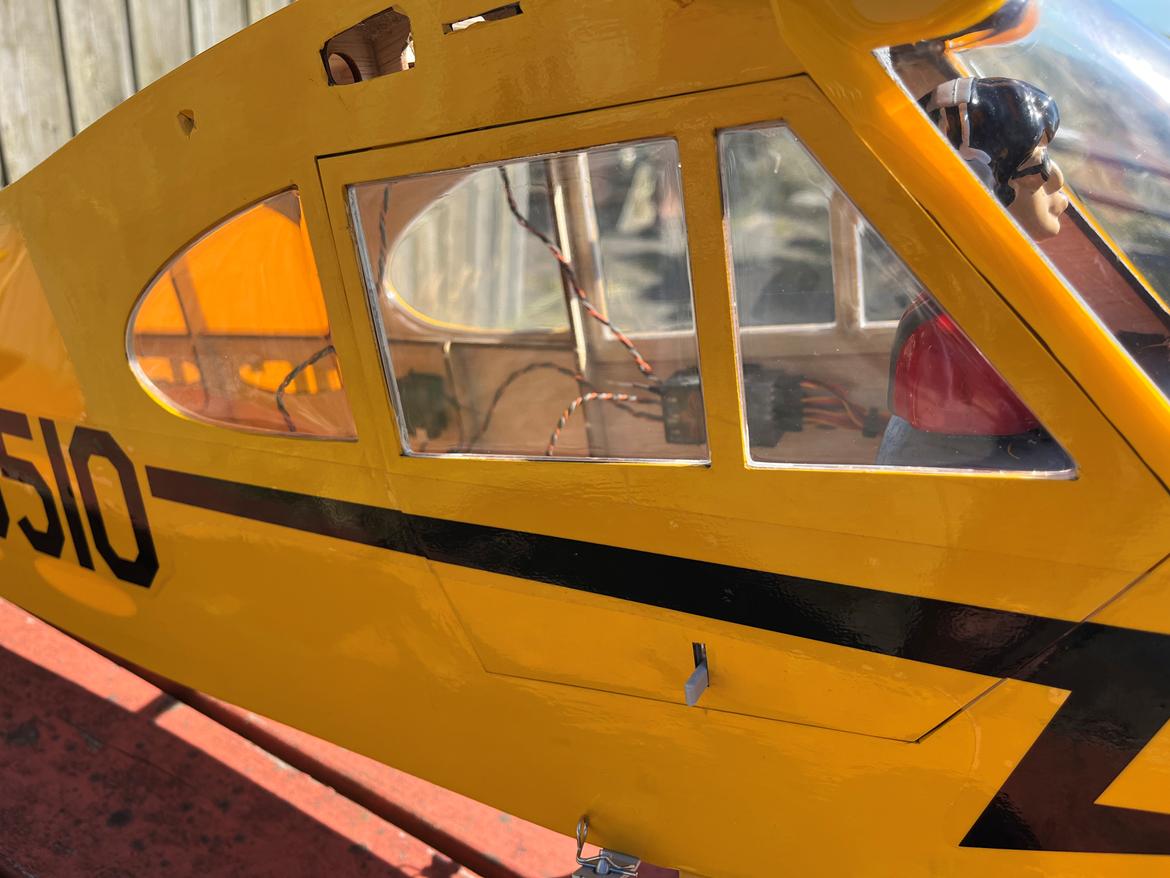 Fly Piper J-3 Cub - Super smart dør, nemt at komme til batteri når vinger er på. billede 29