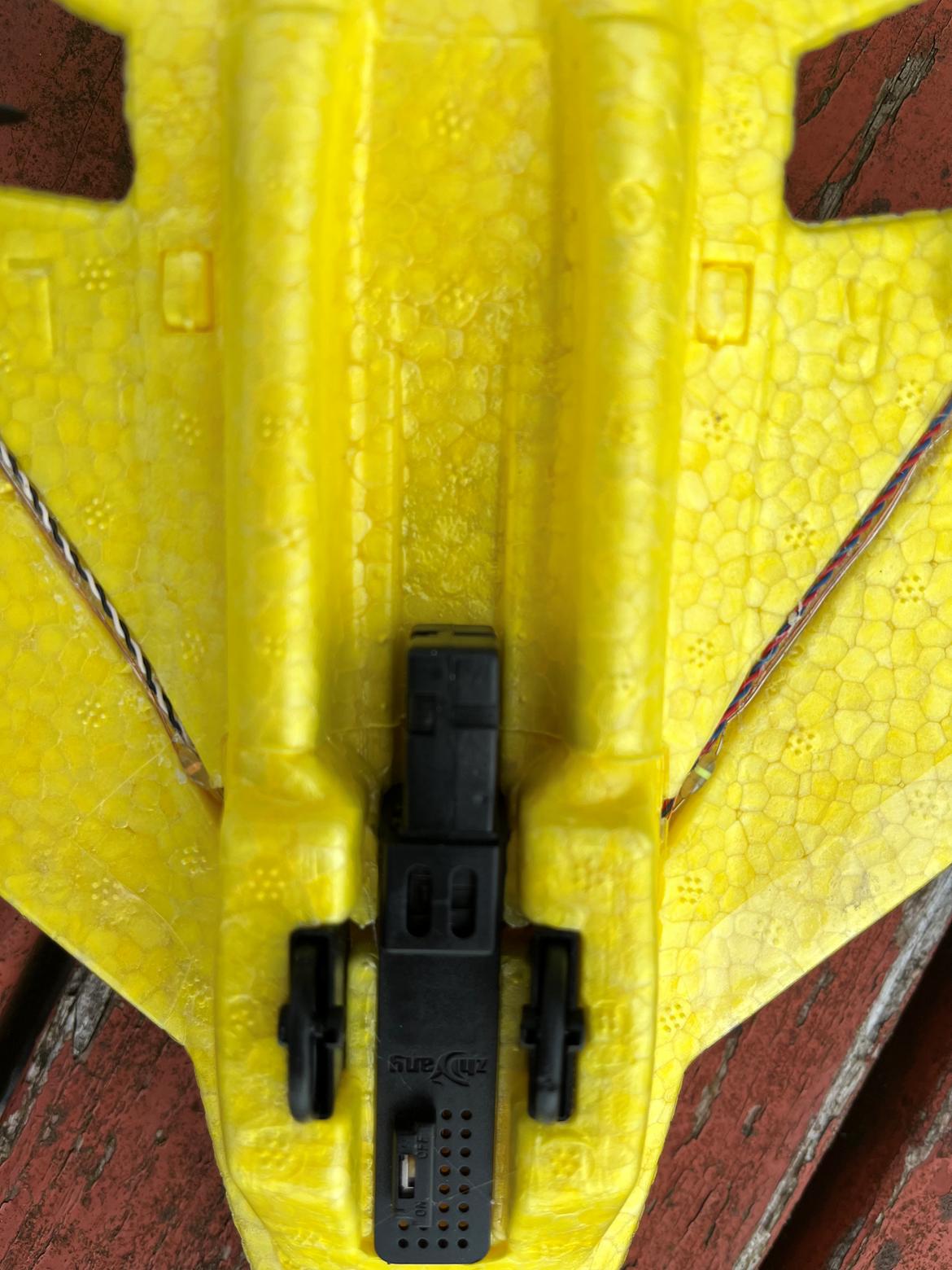 Fly ZY-320 Kina kopi F-35 - Batteri holder på jet, det er 1S batteri billede 6