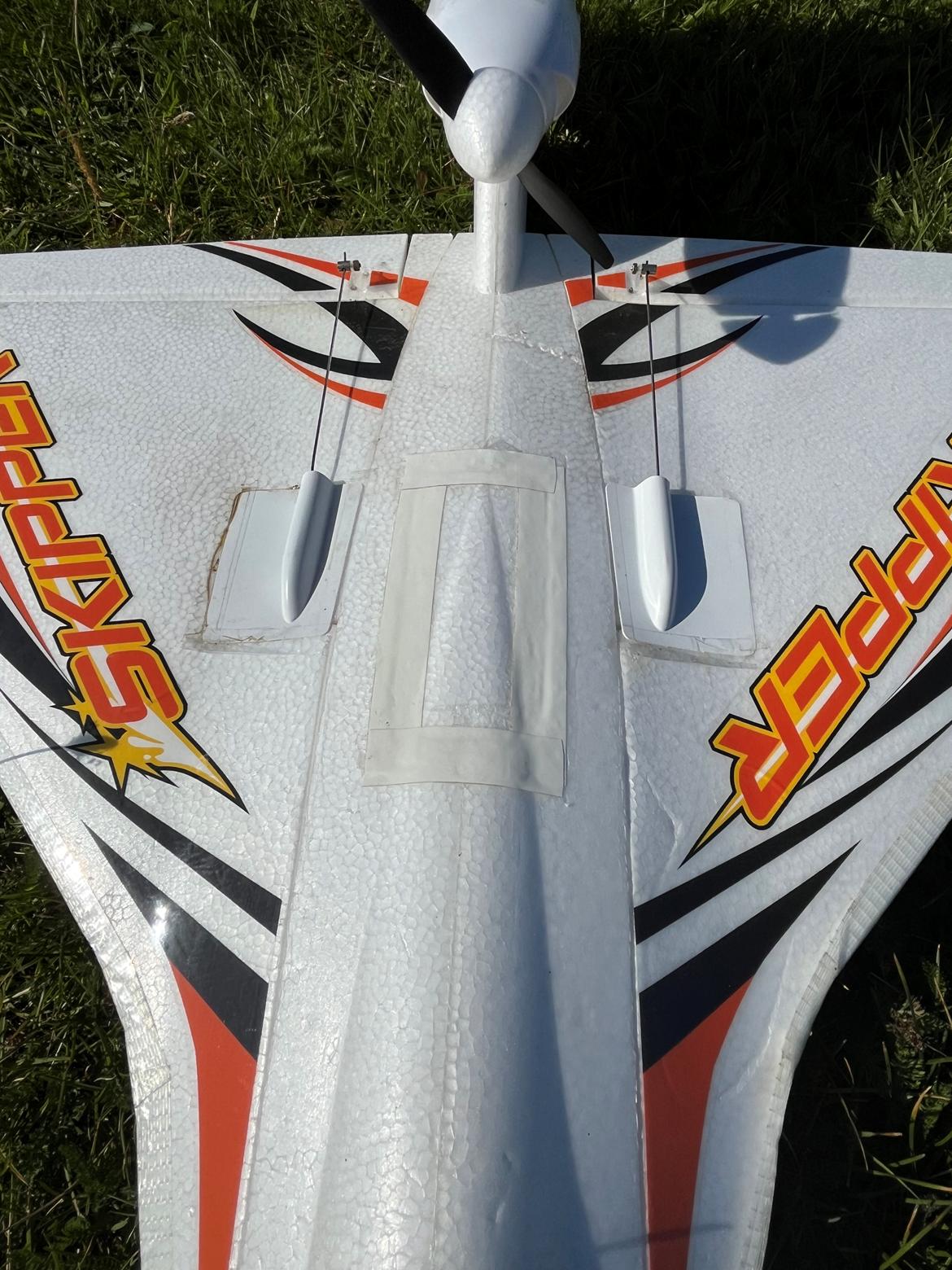 Fly ATA Skipper fra Hobby King (All Terrain Airplane) - Her med lidt hvidt tape, så den er lidt vandtæt billede 9