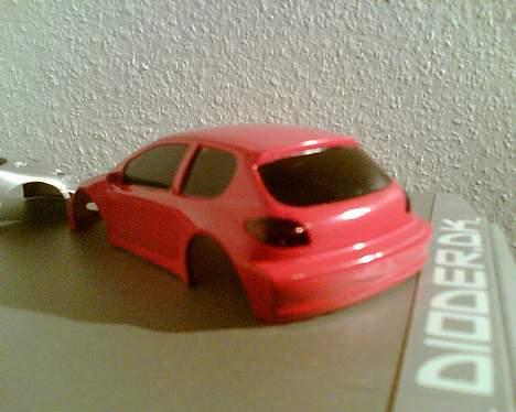 Bil race-tin peugeot 206 - stråt bagfra.. hvor man an se at den har fået udspartlet begklap :D billede 10