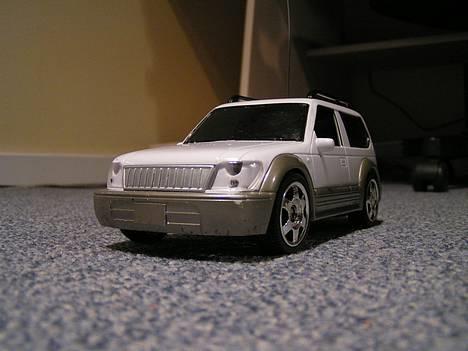 Bil Toyota Land Cruser - Bilen set skråt forfra uden klistermærker billede 2