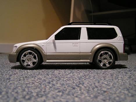 Bil Toyota Land Cruser - Bilen set fra siden uden klistermærker billede 3